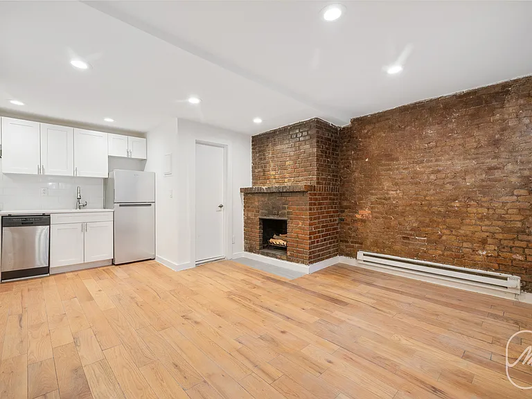 348 W 21st St #1F — Photo 4