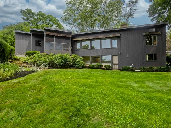 2 Red Ledge Rd, South Hadley, MA 01075