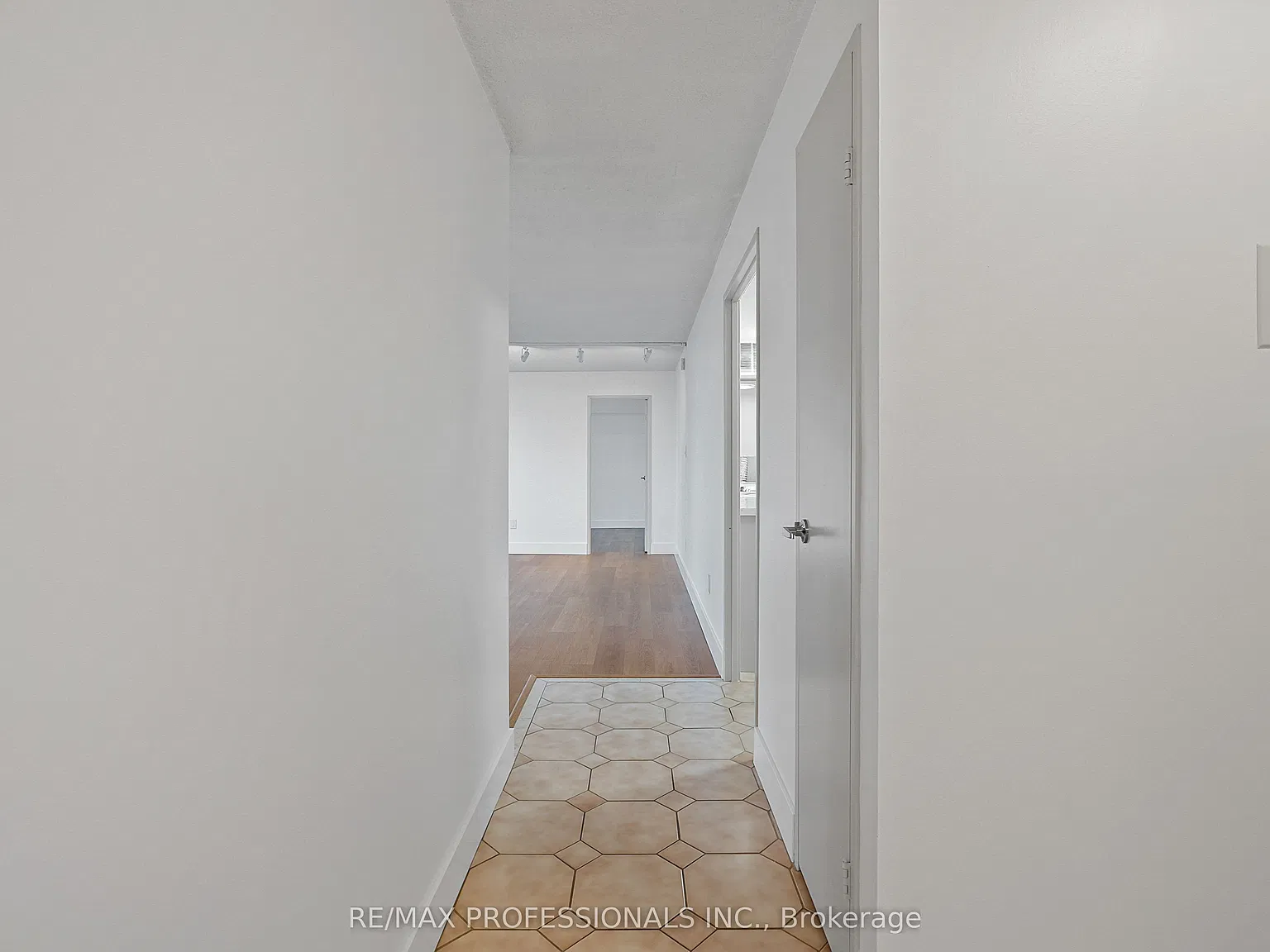 3 bed, $3,200 — Photo 4
