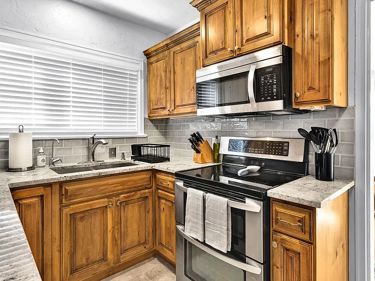 2306 W Madison Ave — Photo 11