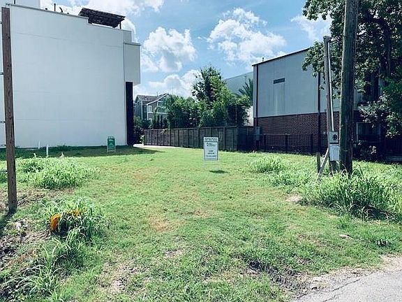 3 consecutive lots totaling 5100sqft (per HCAD). Buyer to independently verify all square footage.