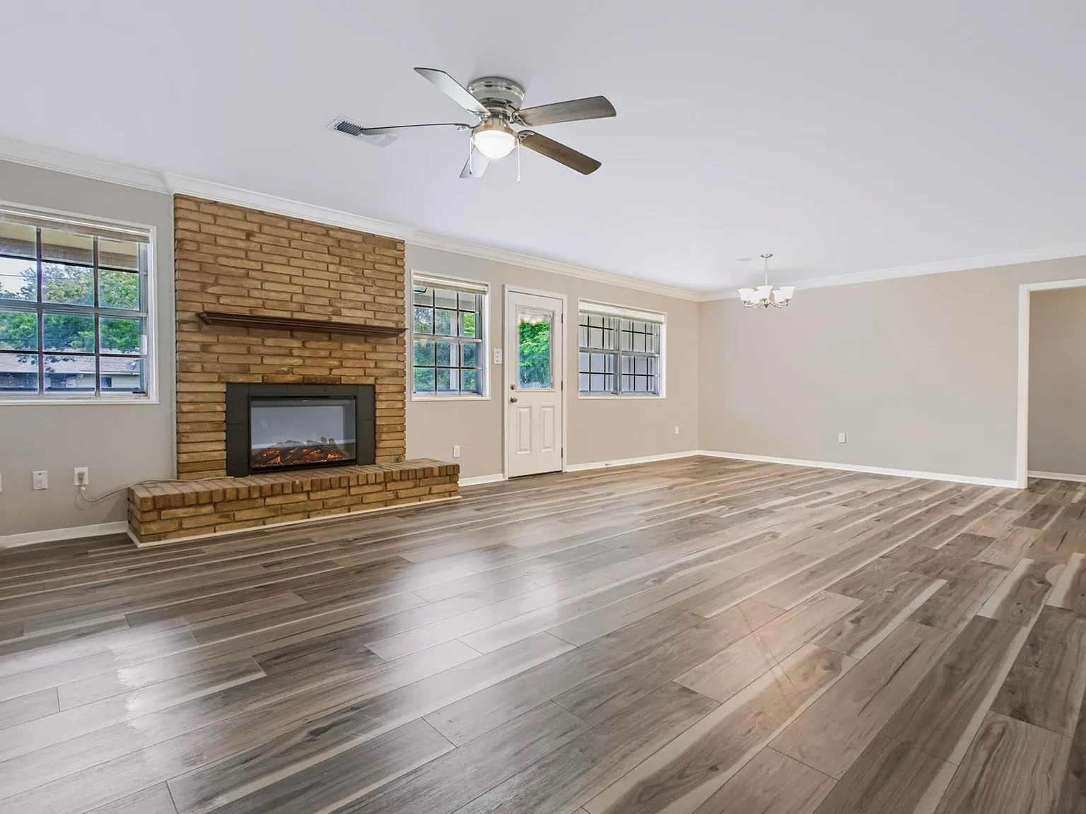 3 bed, 2.0 bath, 1714 sqft, $2,000 — Photo 2
