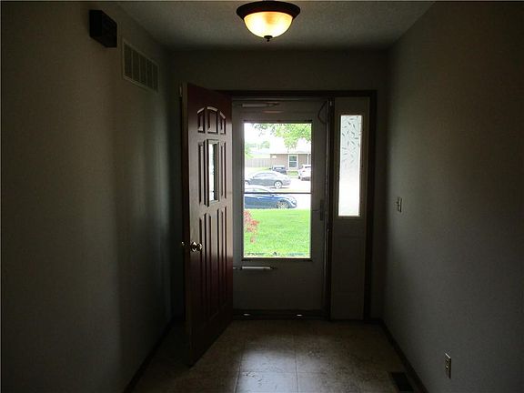 3rd image of 1542 S Elm St