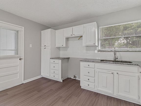 4th image of 3847 Castle Hills Dr