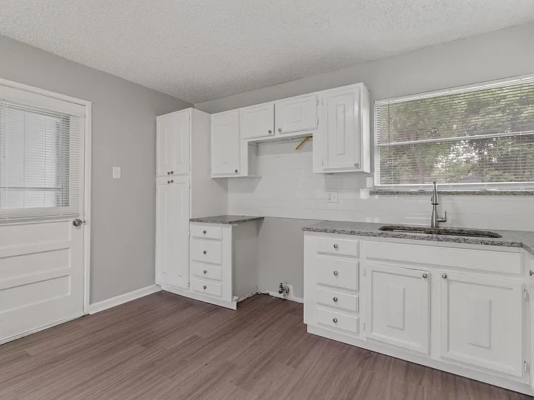3847 Castle Hills Dr — Photo 4
