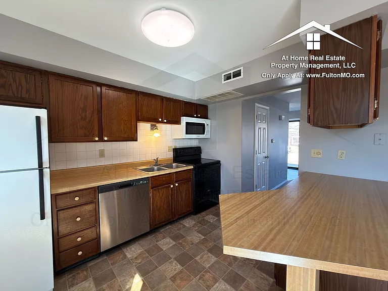 1904 Springdale Ct — Photo 6