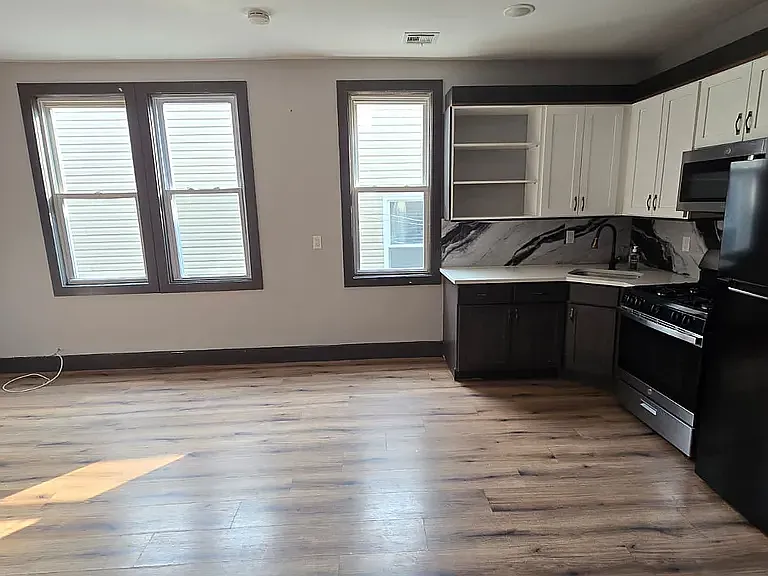 3 bed, 900 sqft, $3,000 — Photo 2