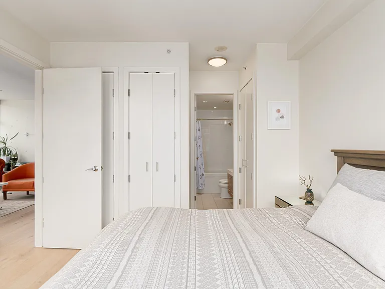 2528 Maple St #305 — Photo 9