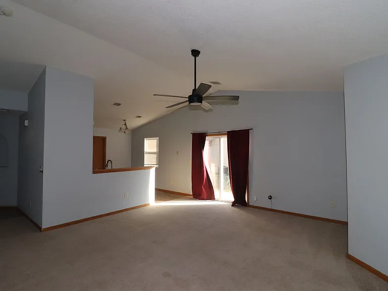 1618 Clover Dr — Photo 4