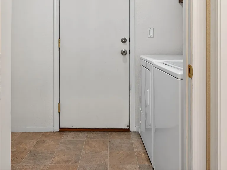 1704 Patrick Thomas Ct — Photo 35