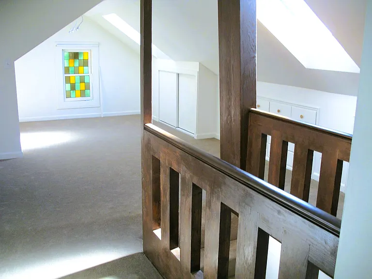 Front Side / Banister