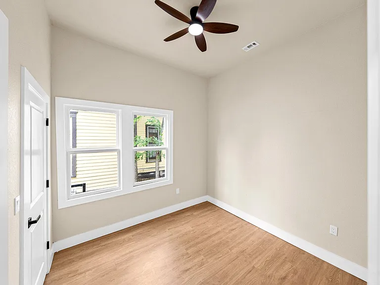 1122 N Pine St — Photo 18