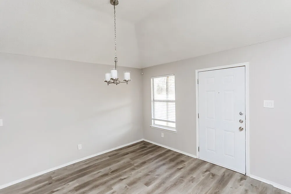 3 bed, 2.0 bath, 1616 sqft, $2,410 — Photo 4