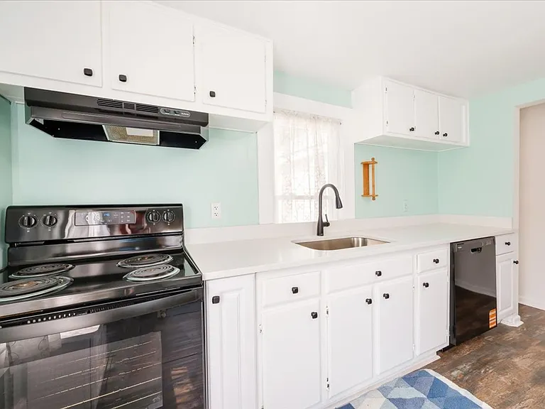 2208 E 56th St — Photo 14