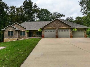 18074 Quail Dr, East Dubuque, IL 61025