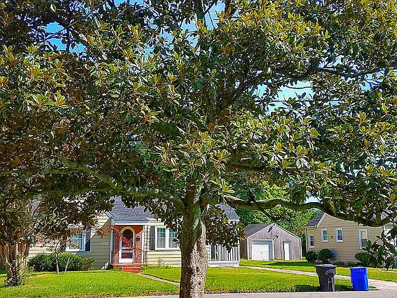 3rd image of 2201 Greenwood Dr