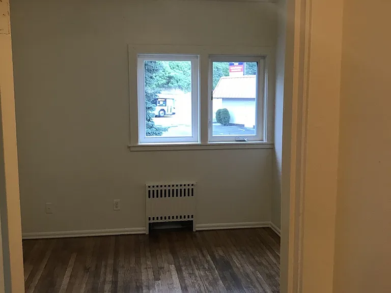 1430 SW Moss St — Photo 10