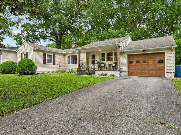 557 Hartzell Dr, Barberton, OH 44203