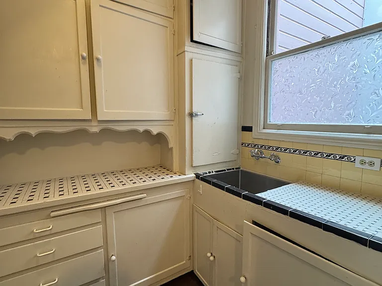 1690 Bay St #101 — Photo 10