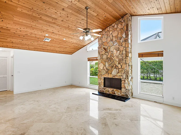 4720 NW 28th Ave — Photo 13
