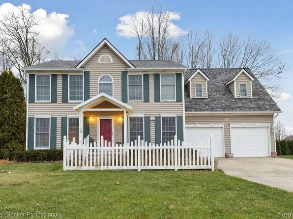 5307 Oakhill Dr, Swartz Creek, MI 48473
