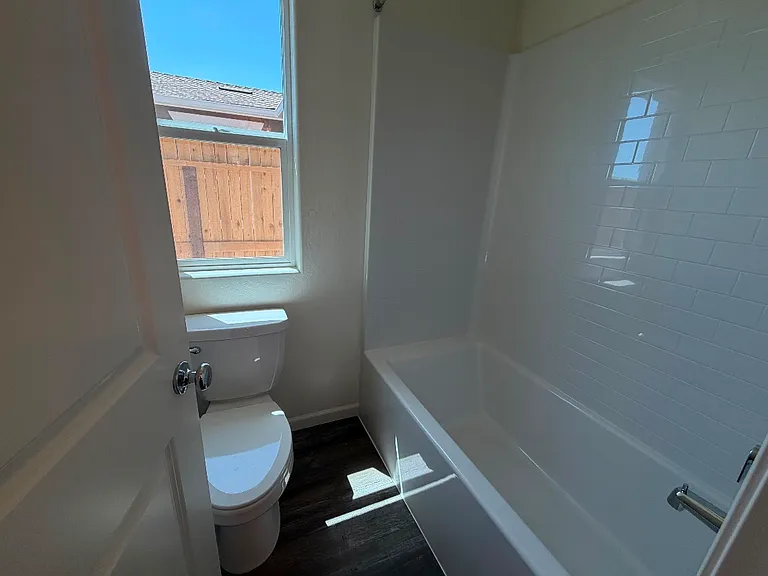 2437 W Newton Ave — Photo 14