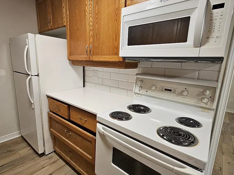 300 Princess Ave — Photo 21