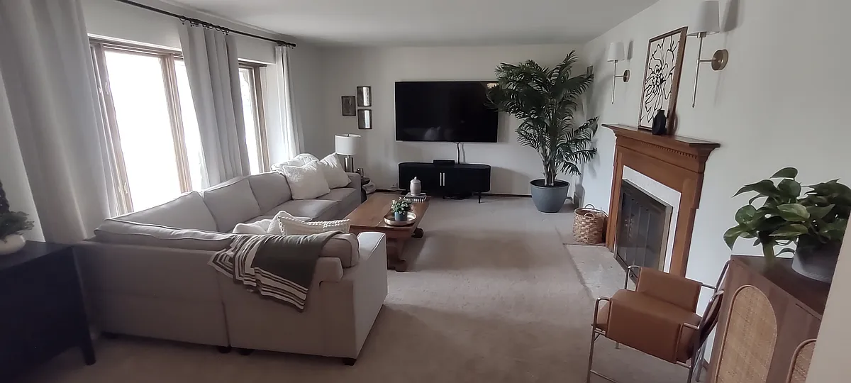 Living room - 2130 Le Chateau Dr