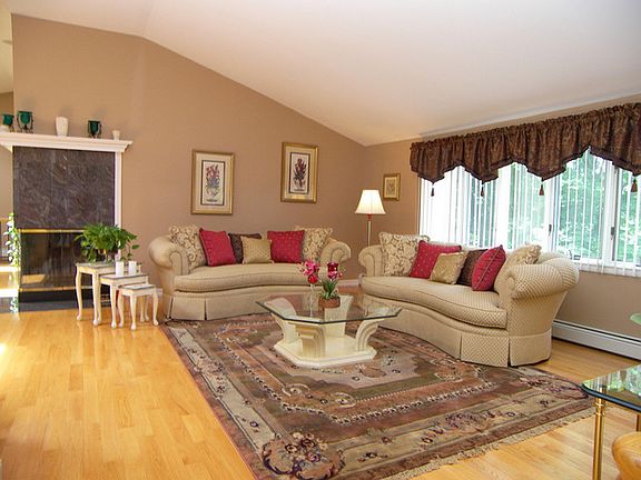 4th image of 681 Fieldstone Ct