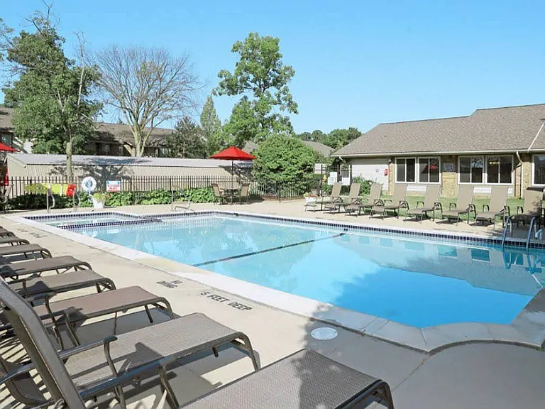Edge At Farmington Hills - Farmington Hills, MI — Photo 40