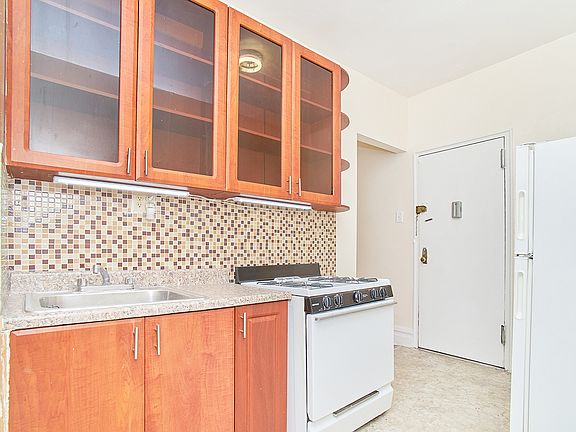 5th image of 2 Hawthorne St #E