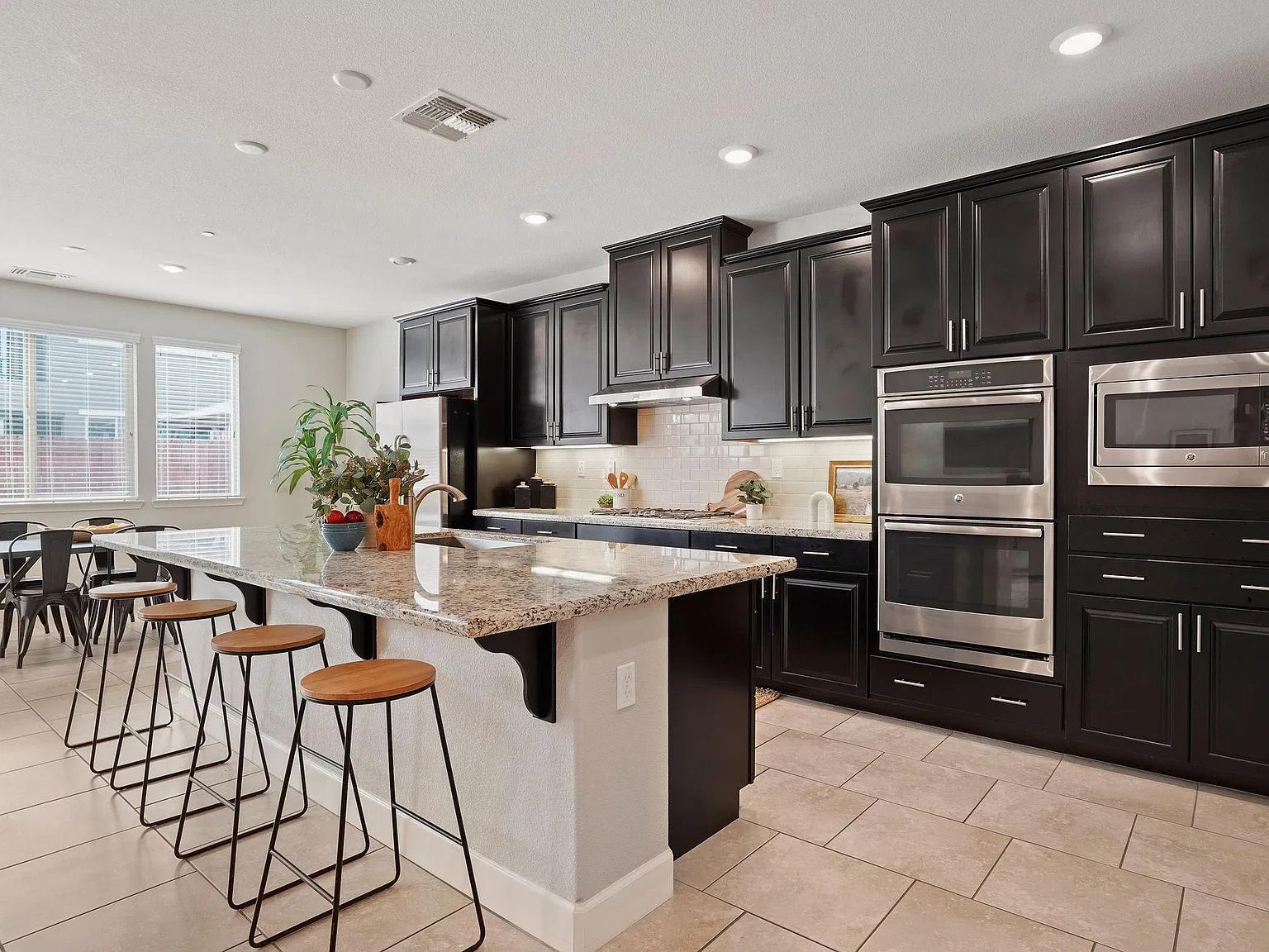 5 bed, 3512 sqft, $4,175 — Photo 2