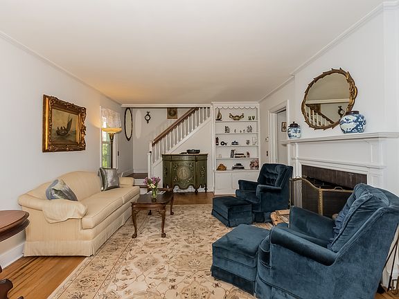 Large living room + fireplac