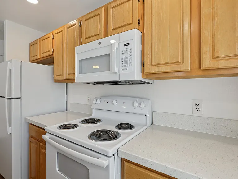 Versailles Senior Apartments — Photo 28