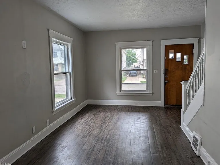 10401 Bernard Ave — Photo 5