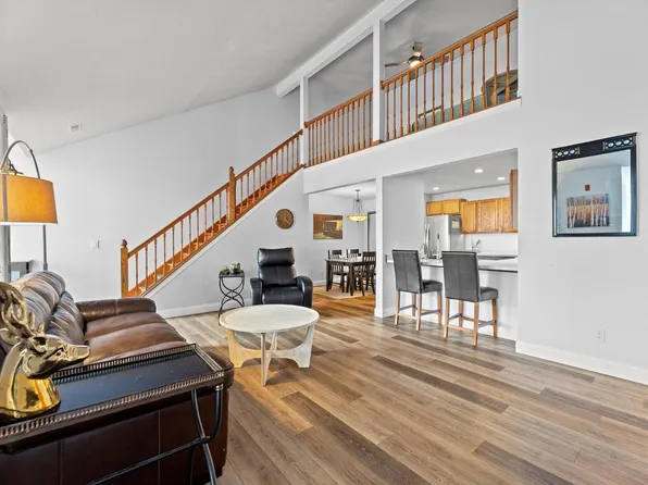 N25W24129 River Park DRIVE #7, Pewaukee, WI 53072