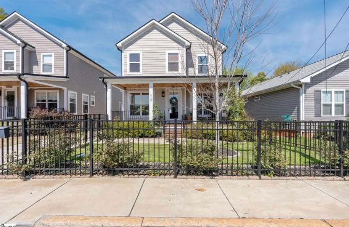 3 bed, 2.5 bath, 2117 sqft, $3,400 — Photo 1