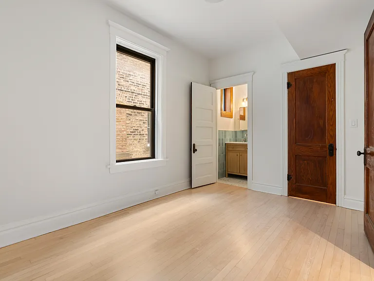1049 N Oakley Blvd #1 — Photo 11