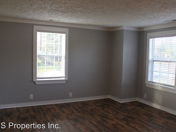 4th image of 2503 Oaks Rd
