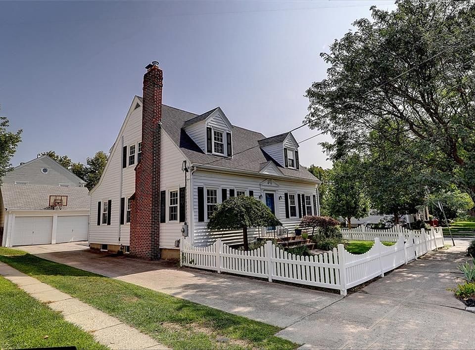 1st image of 33 Lois Ave