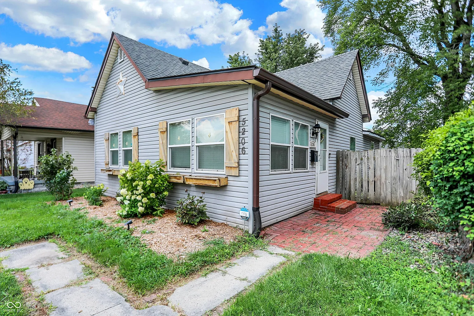 5206 E Walnut St photo 1