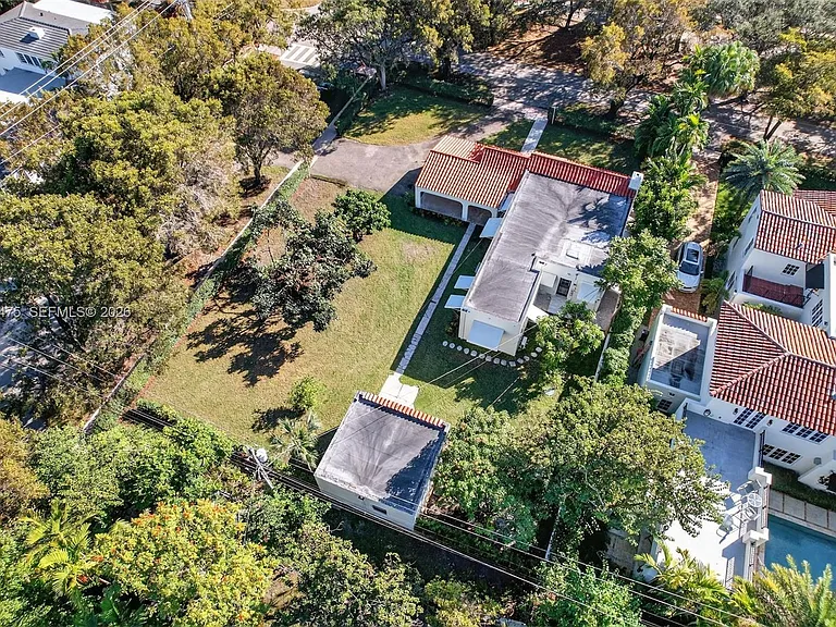 1305 Alhambra Cir — Photo 56