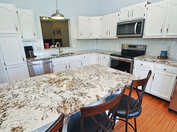 3rd image of 834 Sterling Dr