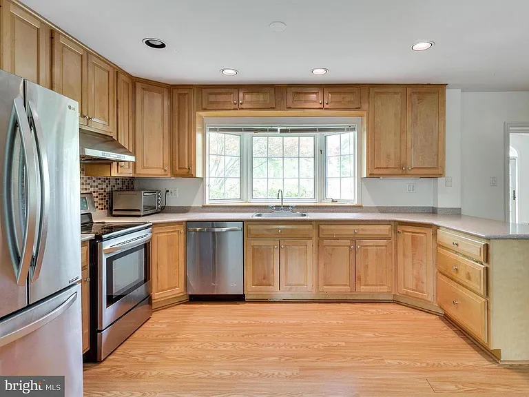 7002 Tyndale St — Photo 10