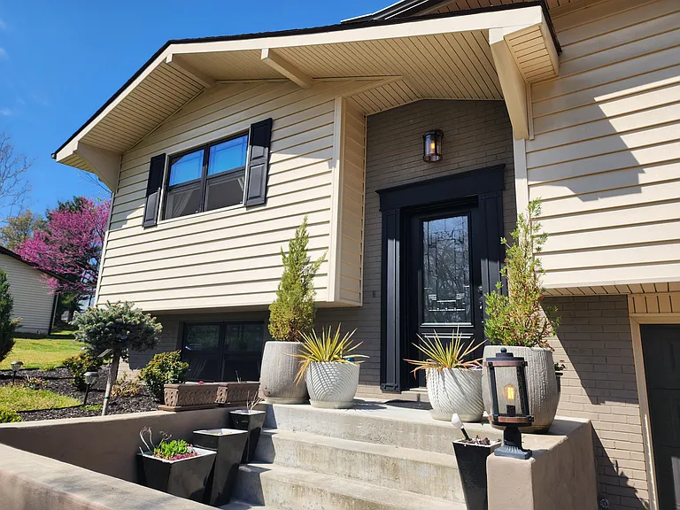 2302 Sherwood Dr — Photo 4