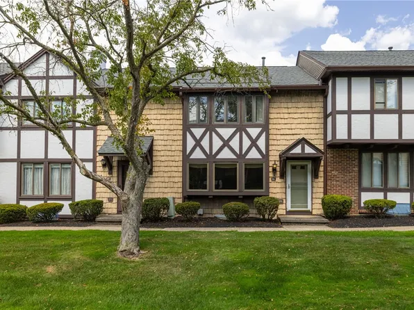 94 Camberley Pl, Penfield, NY 14526