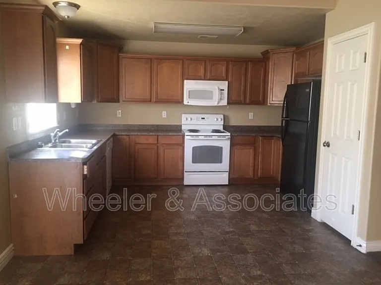 155 N Century Dr — Photo 3