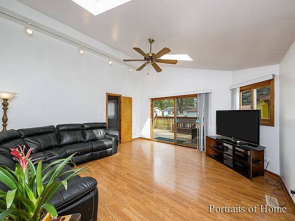 4th image of 375 N Westmore Ave