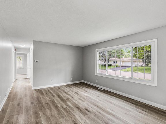 4th image of 16533 Frazer Way W