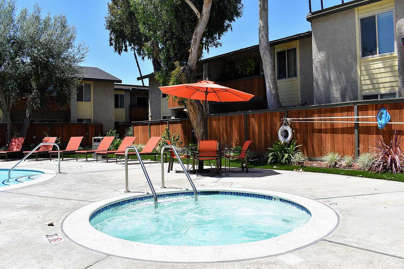 Americana Warner Center Apartments Canoga Park Ca Zillow